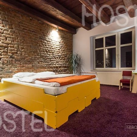 3 Bros' Hostel Cieszyn تشيشين الغرفة الصورة