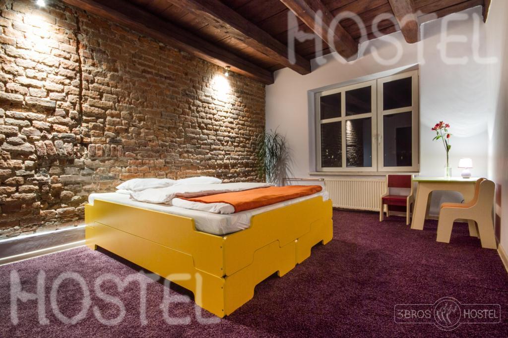 3 Bros' Hostel Cieszyn تشيشين الغرفة الصورة
